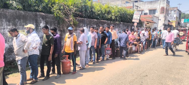 Giridih News :गैस सिलिंडर को ले आपाधारी जारी, एजेसिंयों में सुबह से लगी लंबी कतार