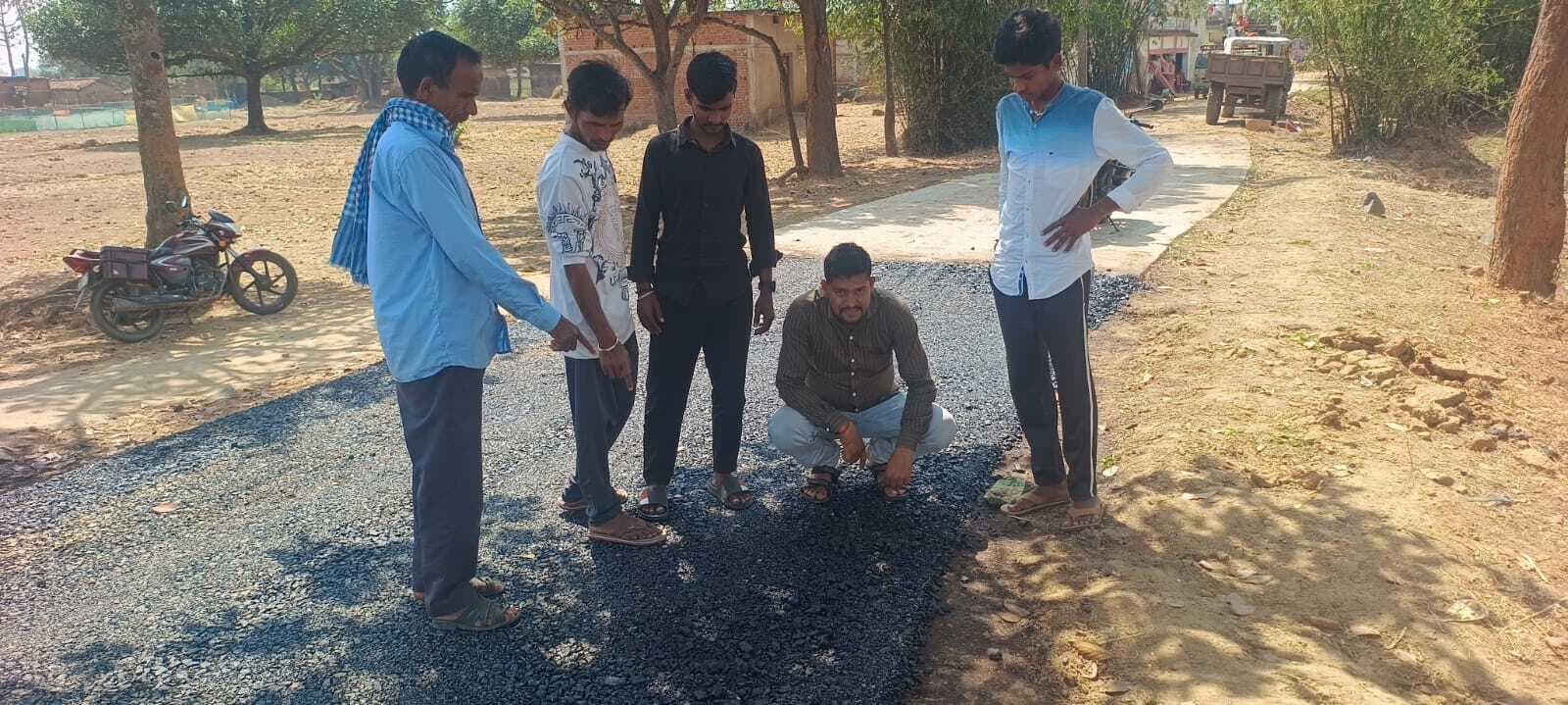 Giridih News :आक्रोशित ग्रामीणों ने रोका सड़क निर्माण कार्य