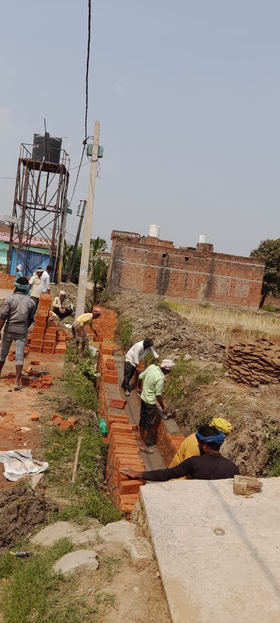 नंदना गांव में नाला निर्माण में गड़बड़ी की शिकायत, जांच की मांग