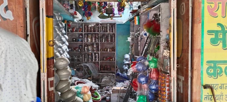 बरतन दुकान से नगदी समेत लाखों रुपये की चोरी