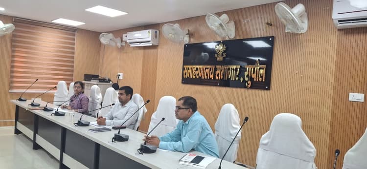 लोहिया स्वच्छ बिहार अभियान की हुई समीक्षा बैठक, कार्यों में तेजी लाने के लिए डीएम ने दिए सख्त निर्देश