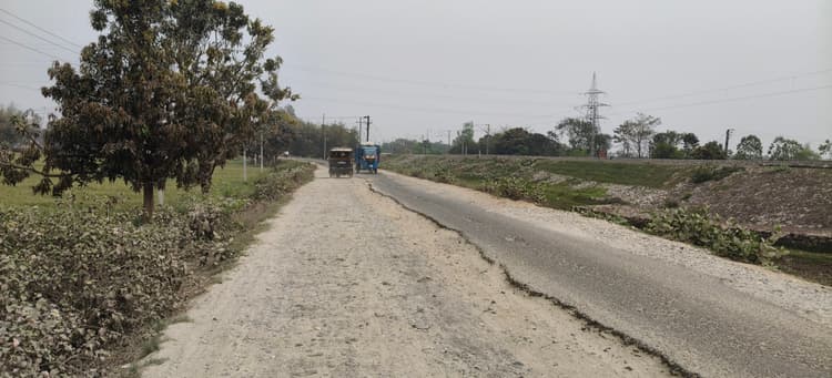 बेलही सड़क जर्जर, हादसे की बनी रहती है आशंका