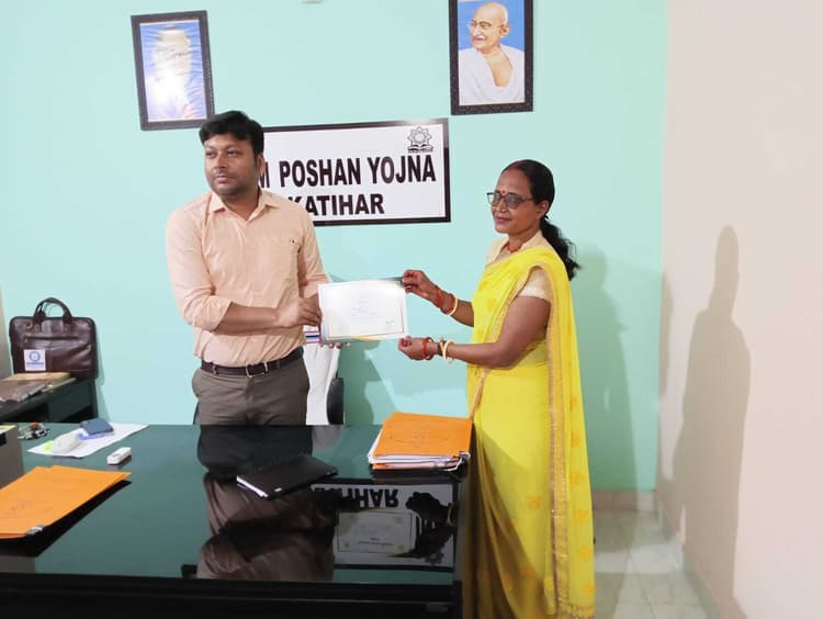 शिक्षिका संगीता कुमारी को मिला टीचर ऑफ द् मंथ अवार्ड