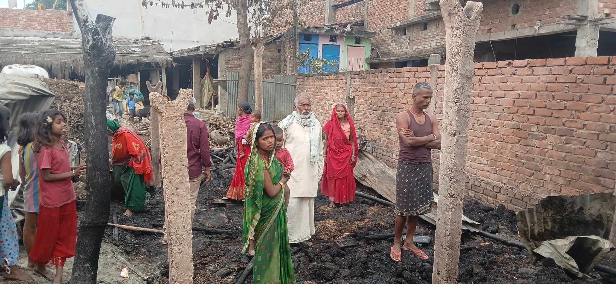 आग लगने से इंदिरा ग्राम में दो परिवारों के घर जल कर राख