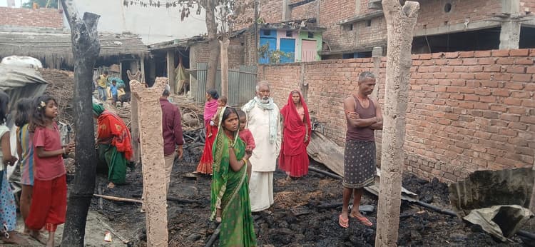 आग लगने से इंदिरा ग्राम में दो परिवारों के घर जल कर राख