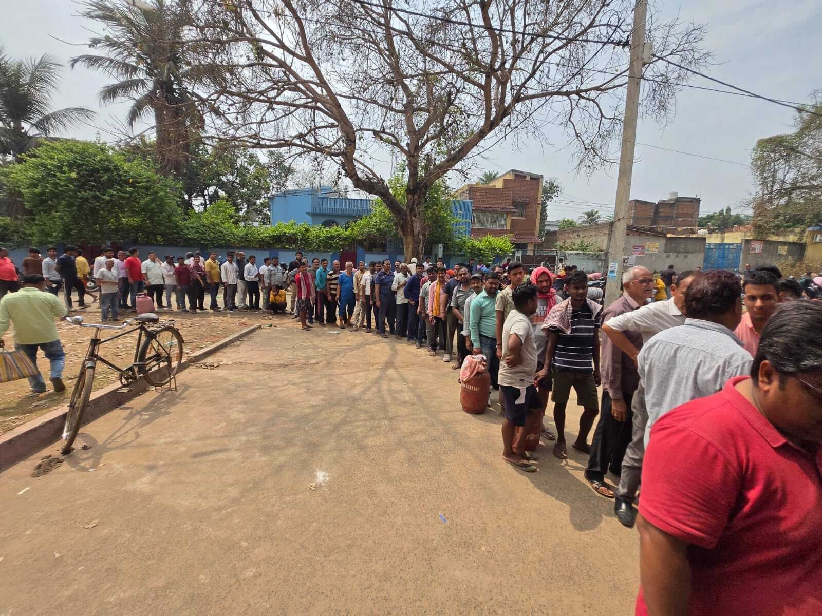 Deoghar News : नये गैस कनेक्शन पर अस्थायी रोक, केवाइसी के लिए एजेंसियों में लग रही लंबी कतार