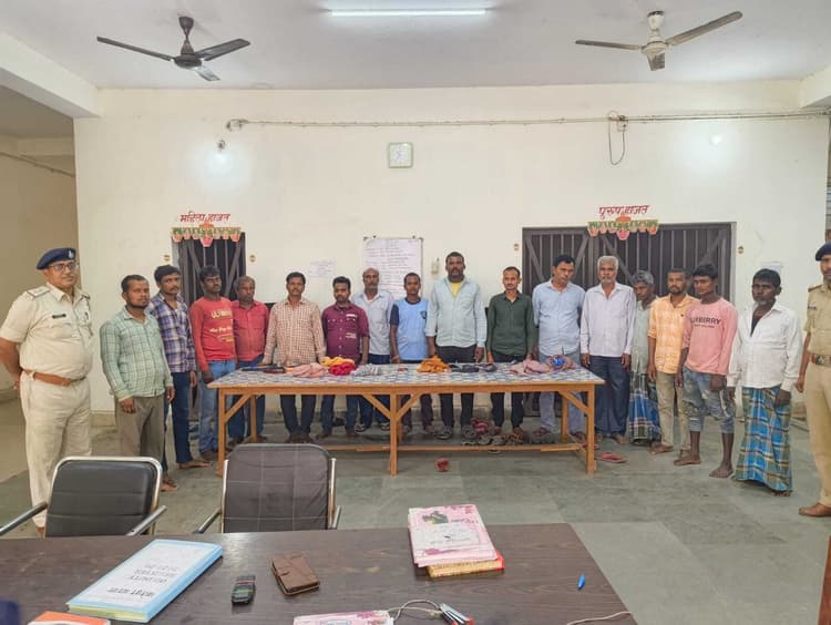 शराब के नशे में 16 गिरफ्तार