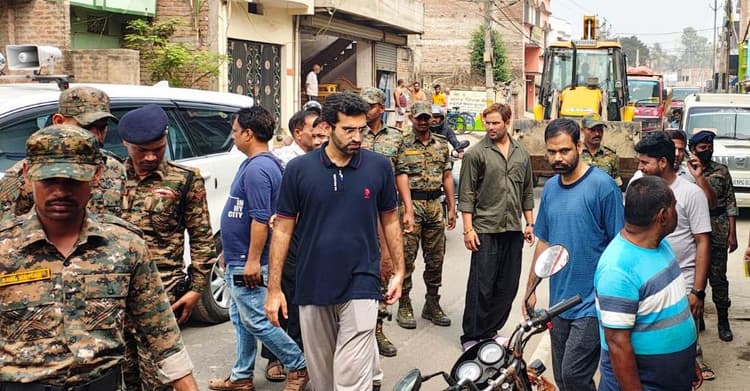 सड़क पर गिट्टी-बालू रखने वालों पर चला निगम का डंडा, 21 हजार वसुला जुर्माना