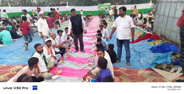 इफ्तार पार्टी में सम्मिलित होकर गंगा जमुनी तहजीब की मिसाल किया पेश