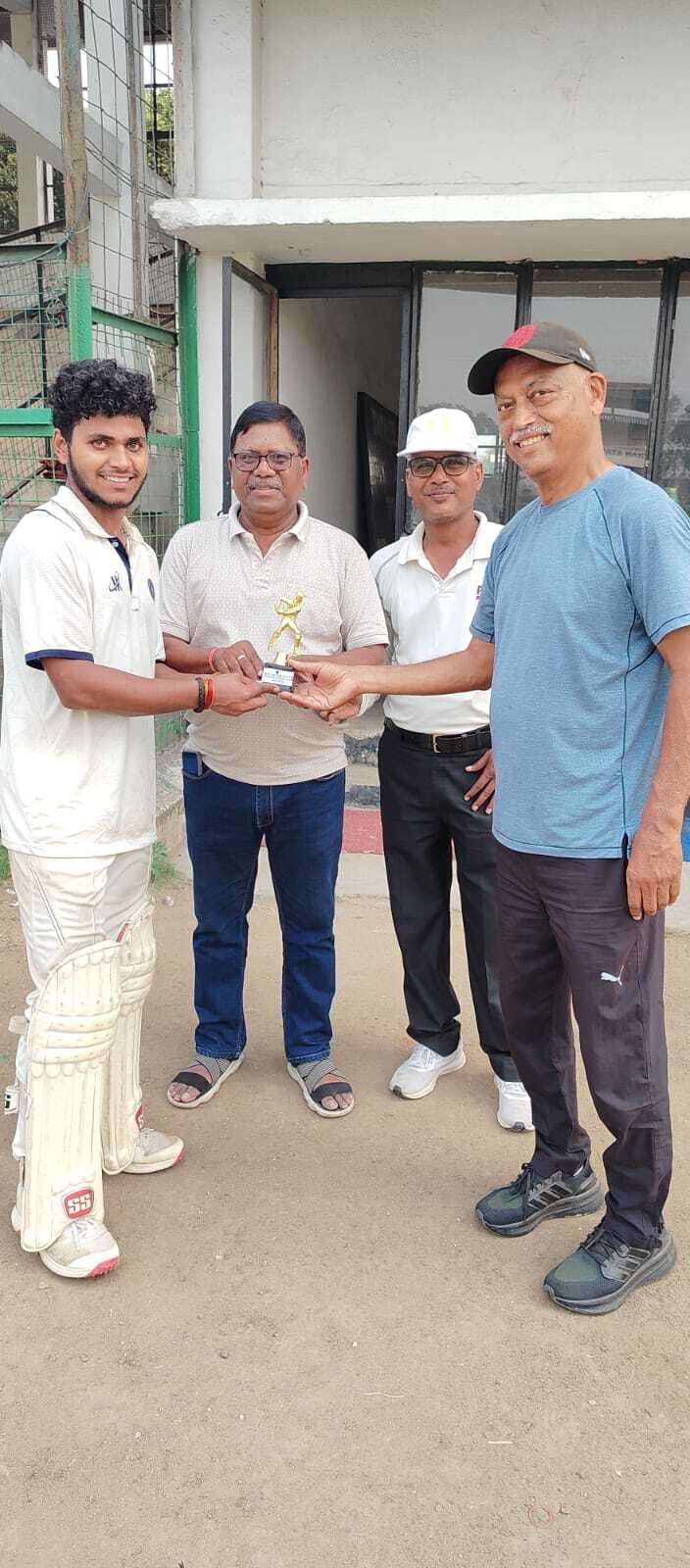 Jsca a division cricket league : लोयोला ब्लूज की टीम ने एमसीसी को छह विकेट से हराया