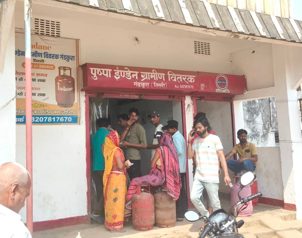 Giridih News :तिसरी : वितरक के पास नहीं है सिलिंडर, उपभोक्ता परेशान
