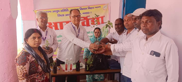 औषधीय पौधों से स्वस्थ रहने के गुर सीखे बच्चे