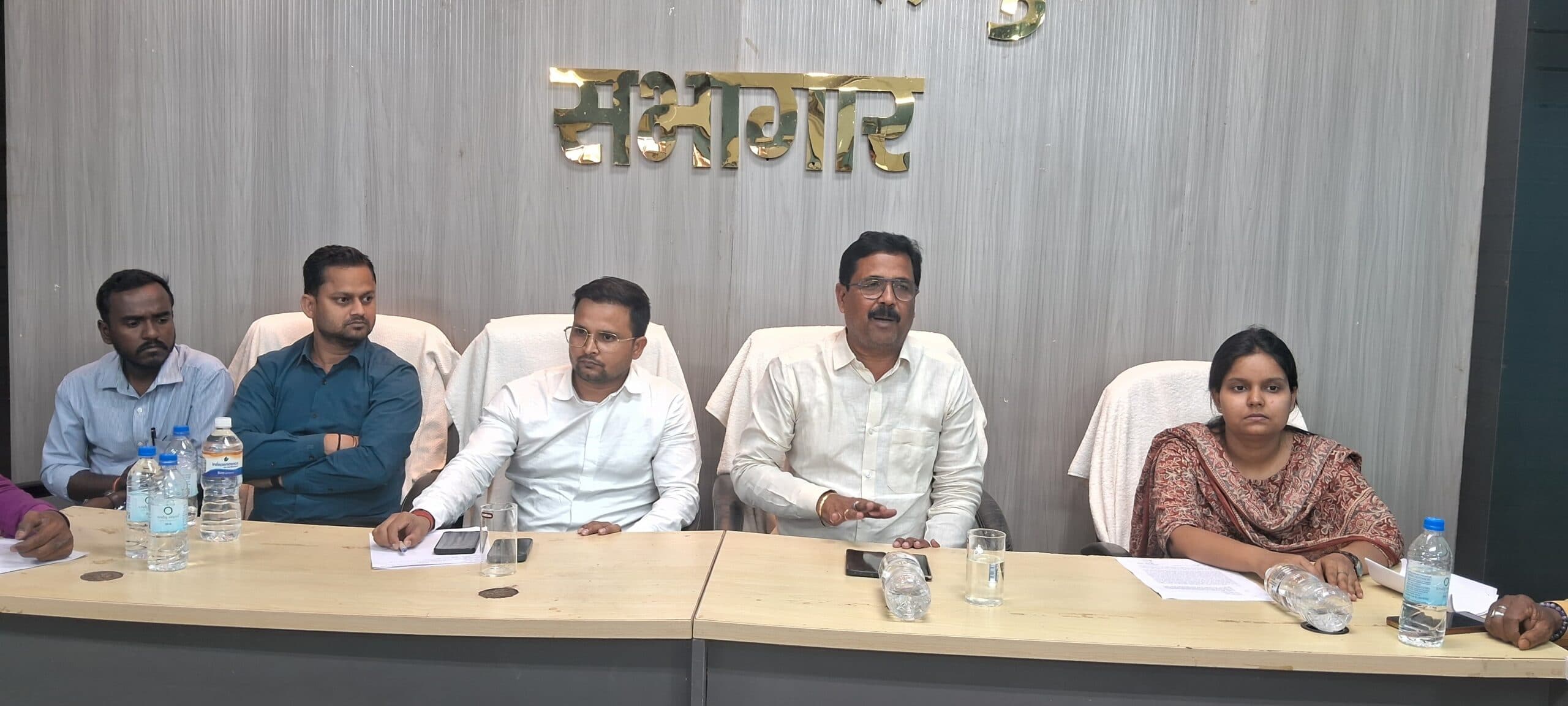 सफाई कर्मियों के साथ कथित मारपीट के विरोध में नप की आपात बैठक