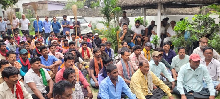 सदर थाना पुलिस की एक पक्षीय कार्रवाई से भड़का आक्रोश, नप के सफाई कर्मियों ने शुरू किया हड़ताल