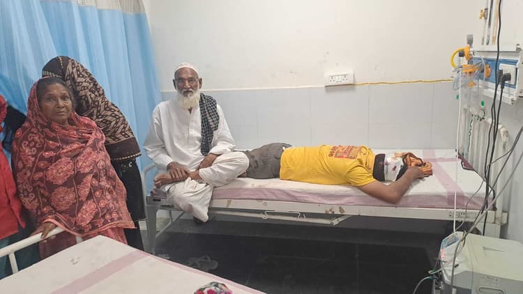 छत पर पानी की टंकी चढ़ाने के दौरान टूटी रैलिंग, पिता-पुत्र समेत पांच घायल