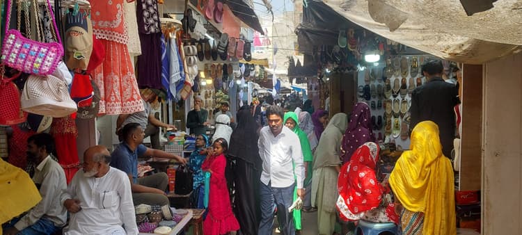 ईद को लेकर बाजार में बढ़ी रौनक, हर तबका खरीदारी करने में जूटे