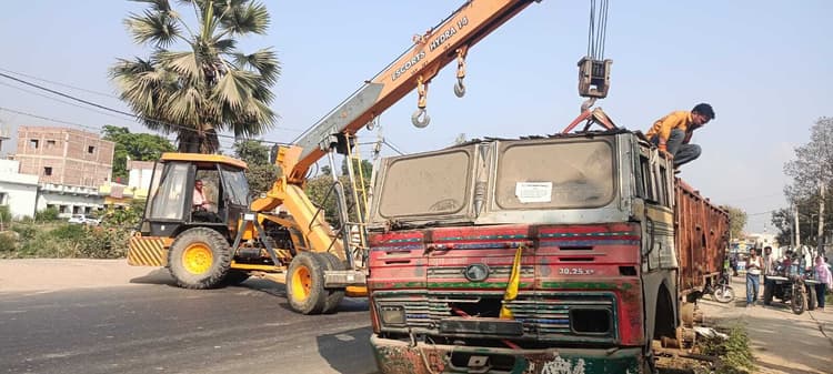 एनएच 80 से हटाया गया खराब पड़ा ट्रक