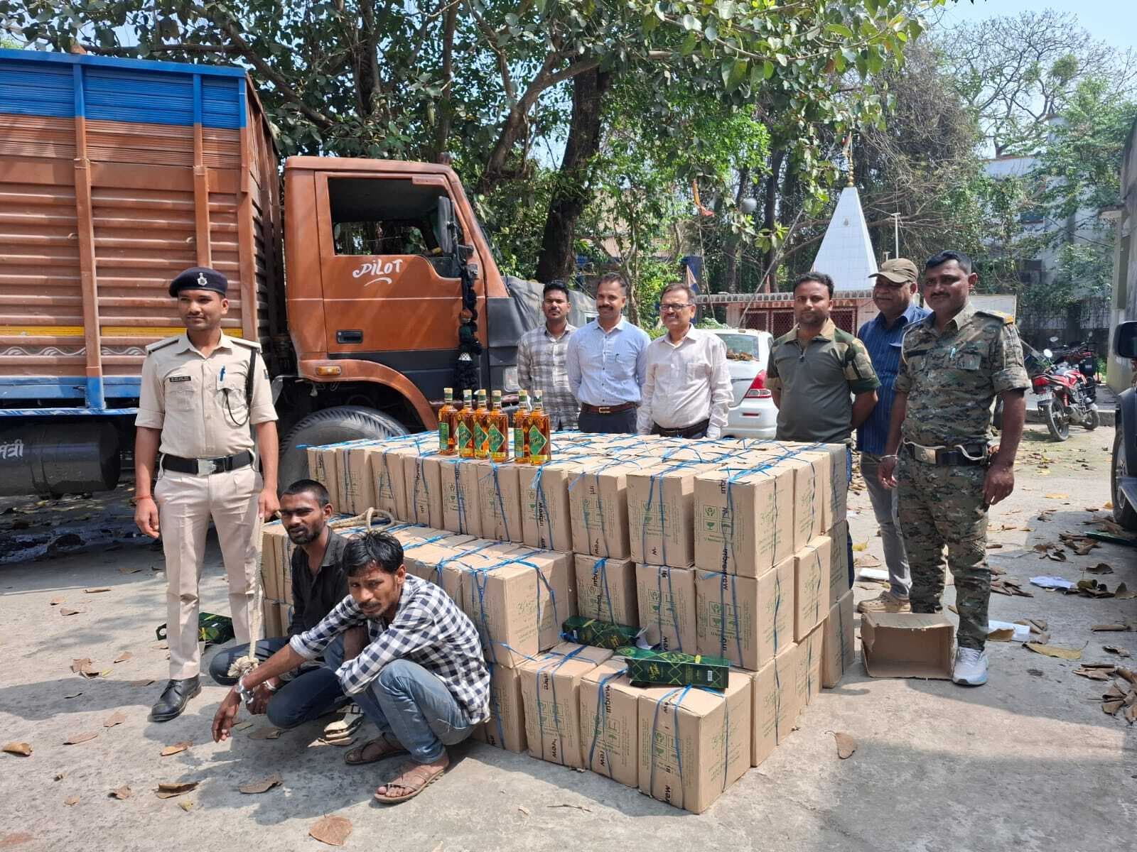 945 लीटर विदेशी शराब बरामद, ट्रक के साथ दो तस्कर गिरफ्तार