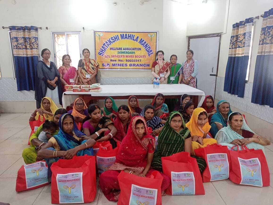 शताक्षी महिला मंडल ने जरूरतमंद महिलाओं के बीच खाद्य व दैनिक उपयोग की सामग्री बांटी