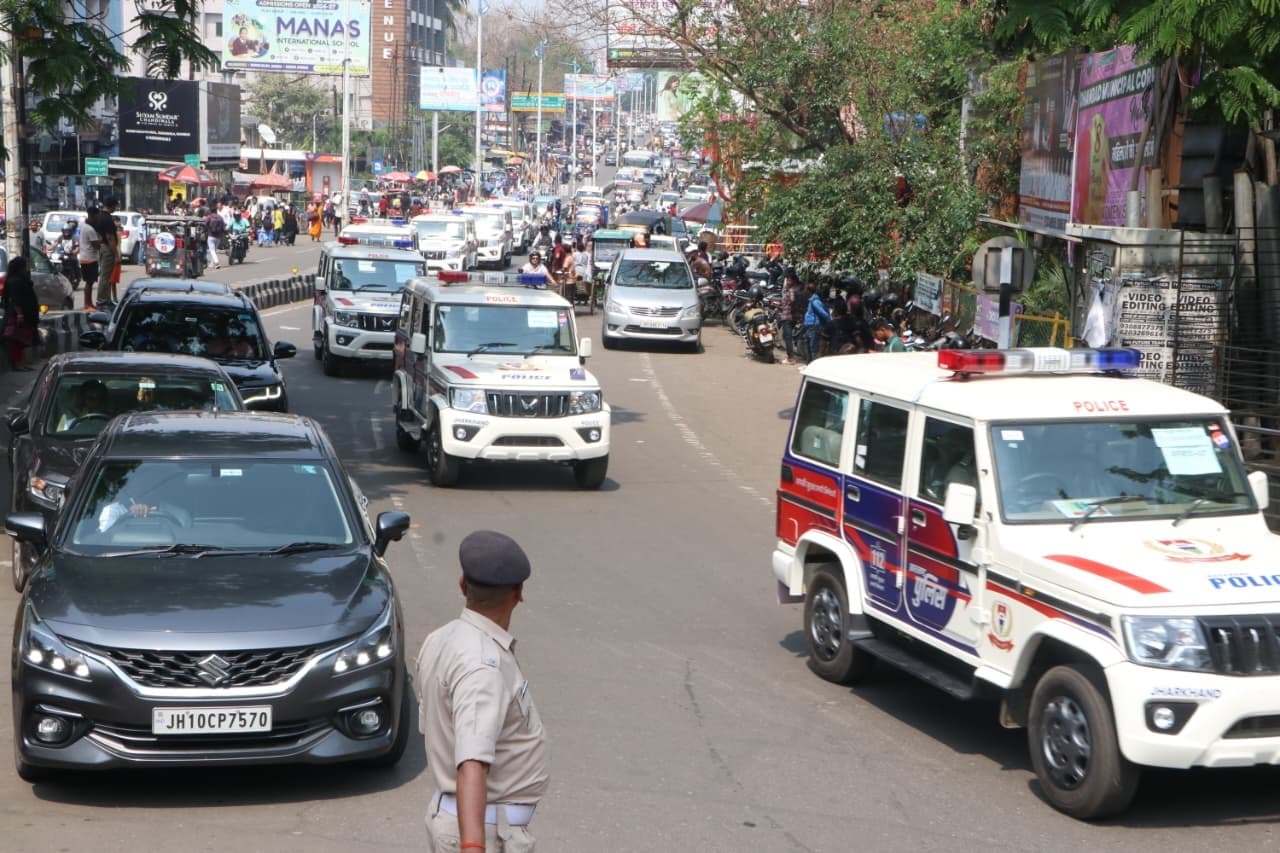 Dhanbad News: ईद व रामनवमी को लेकर धनबाद पुलिस ने किया फ्लैग मार्च