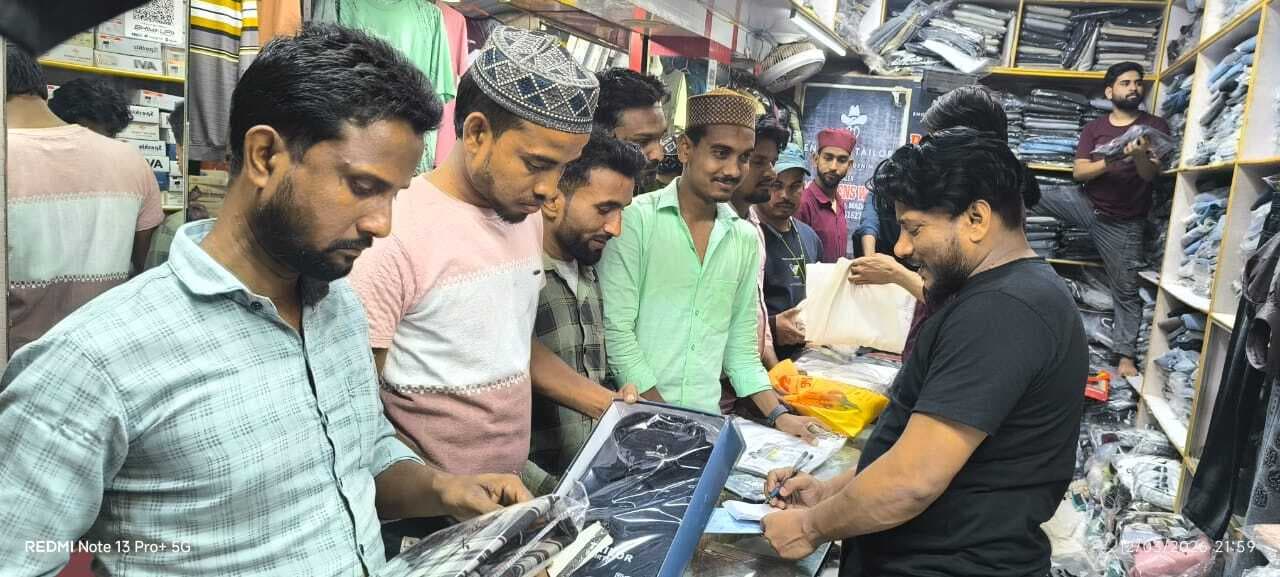 ईद की खरीदारी के लिए दुकानों में उमड़ी ग्राहकों की भीड़