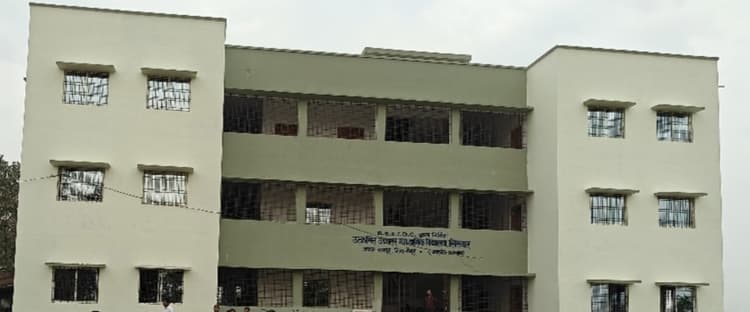 करोड़ों की लागत से बना विद्यालय का नया भवन, चहारदीवारी के अभाव में खतरे में बच्चों की सुरक्षा