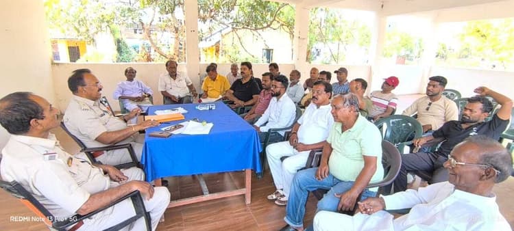 अखाड़ा समिति के सदस्यों के साथ इंस्पेक्टर ने की मंत्रणा