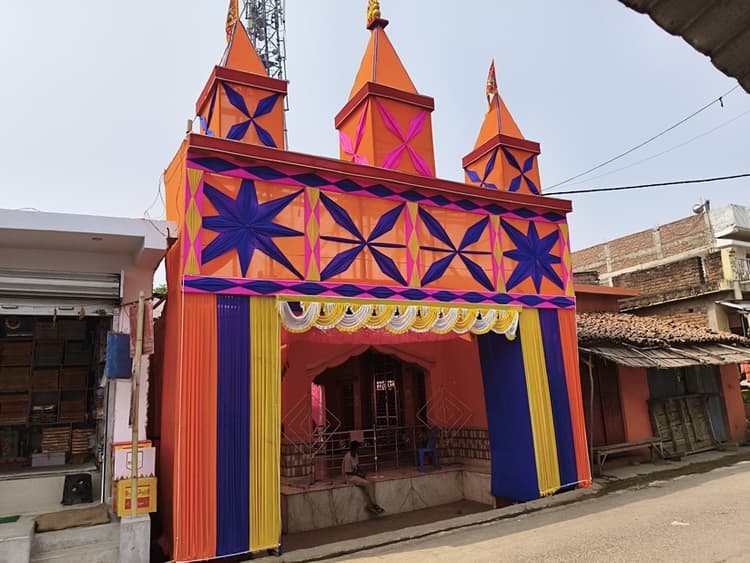 श्रीपुर बाजार दुर्गा मंदिर में सजाया गया भव्य पंडाल