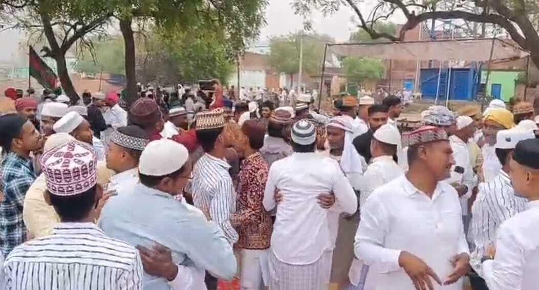 ईद की नमाज अदा कर अमन-चैन की मांगी गयी दुआएं