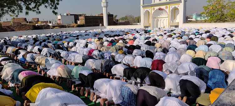 चैनपुर में आपसी भाईचारे के साथ संपन्न हुई ईद