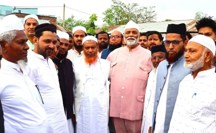 गले मिल सांसद ने दी मुबारकबाद, मांगी अमन व तरक्की की दुआ