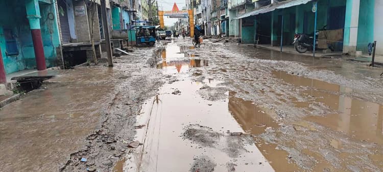 बारिश ने सड़क को नाले में बदल दिया