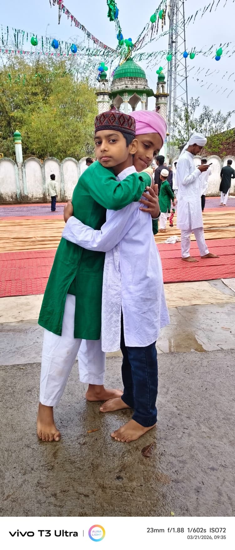 पालोजोरी : एक दूसरे से गले मिलकर दी ईद की बधाई