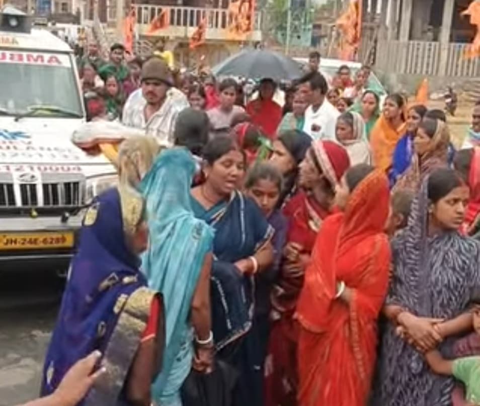 Giridih News :बाइक की चपेट में आने से बच्चे की मौत, विरोध में सड़क जाम