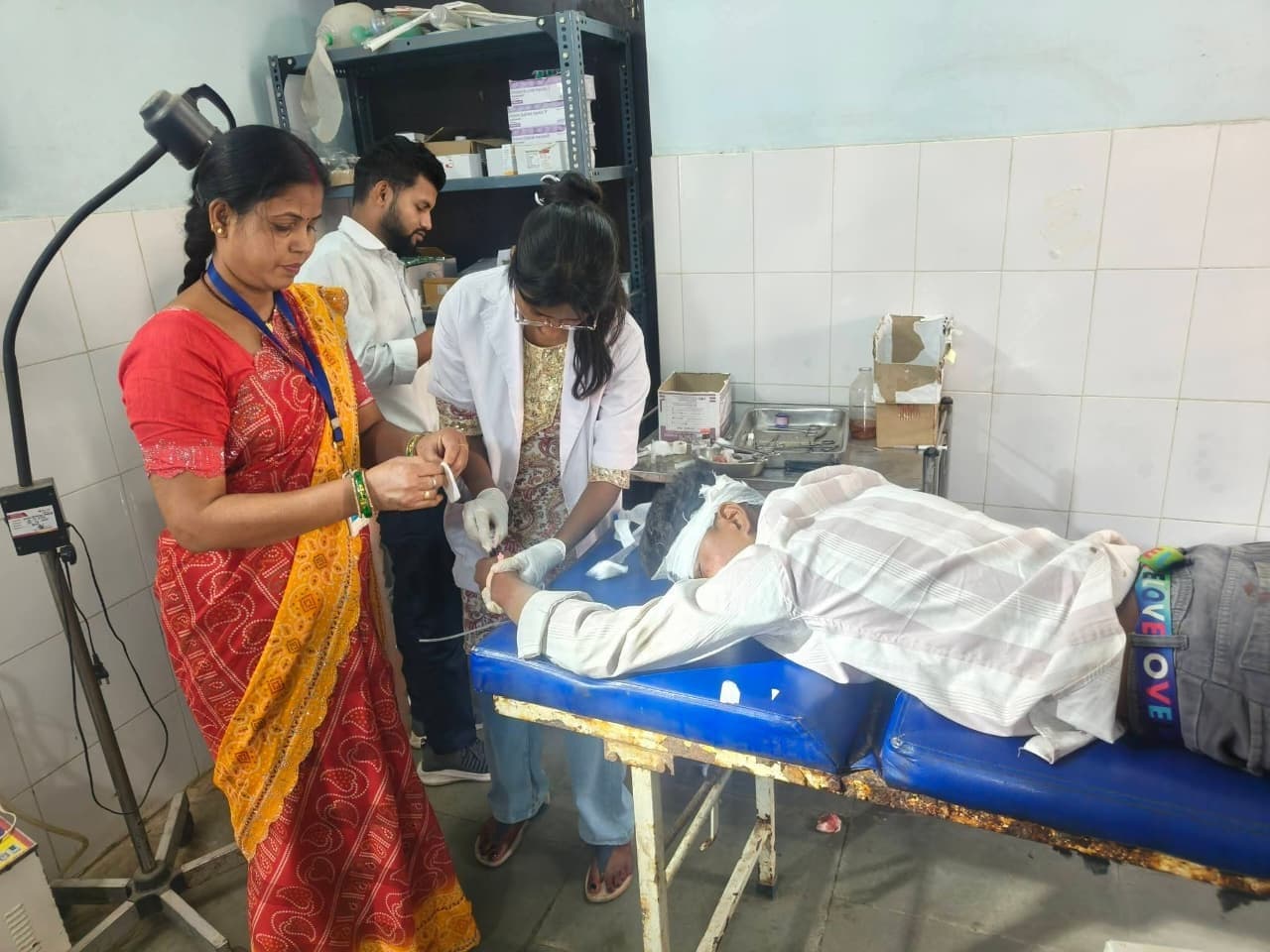 Giridih News :ट्रक से टकरायी बाइक, दो गंभीर