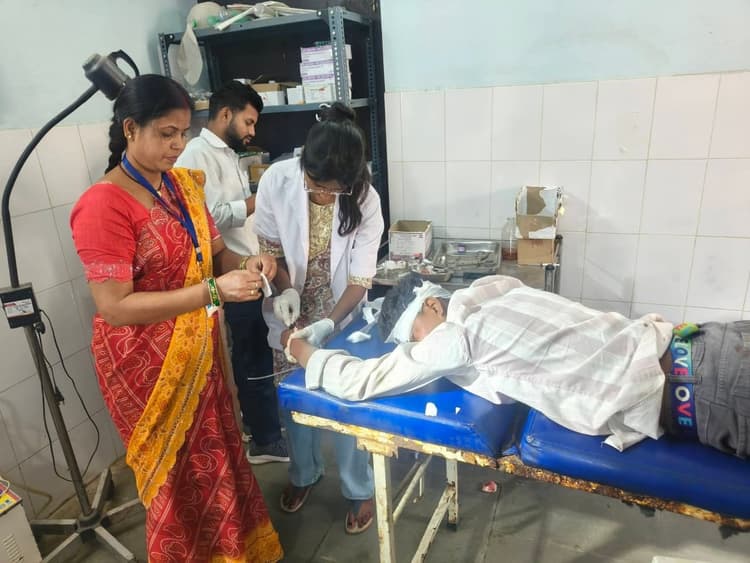 Giridih News :ट्रक से टकरायी बाइक, दो गंभीर