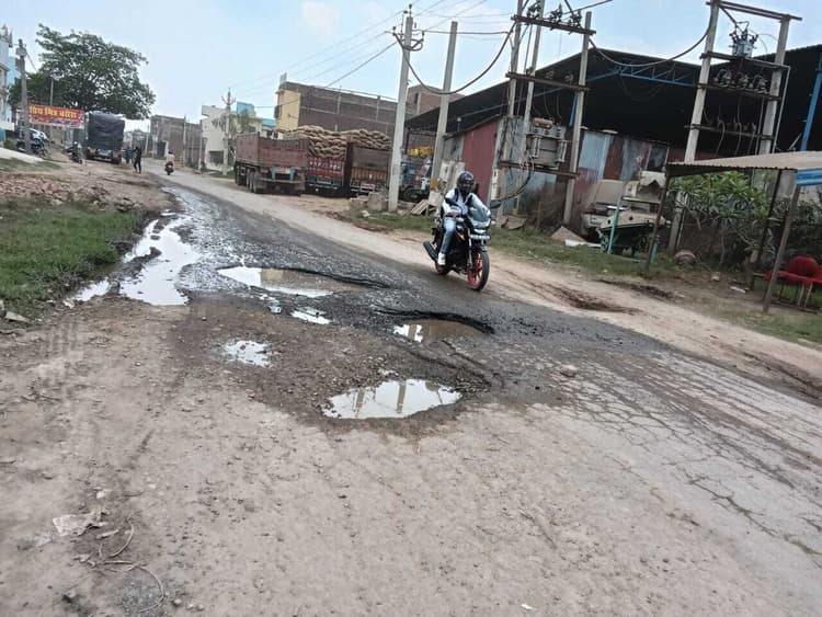 सड़क से ऊंचा नाला निर्माण से हो रहा जलजमाव, उभर रहे गड्ढे