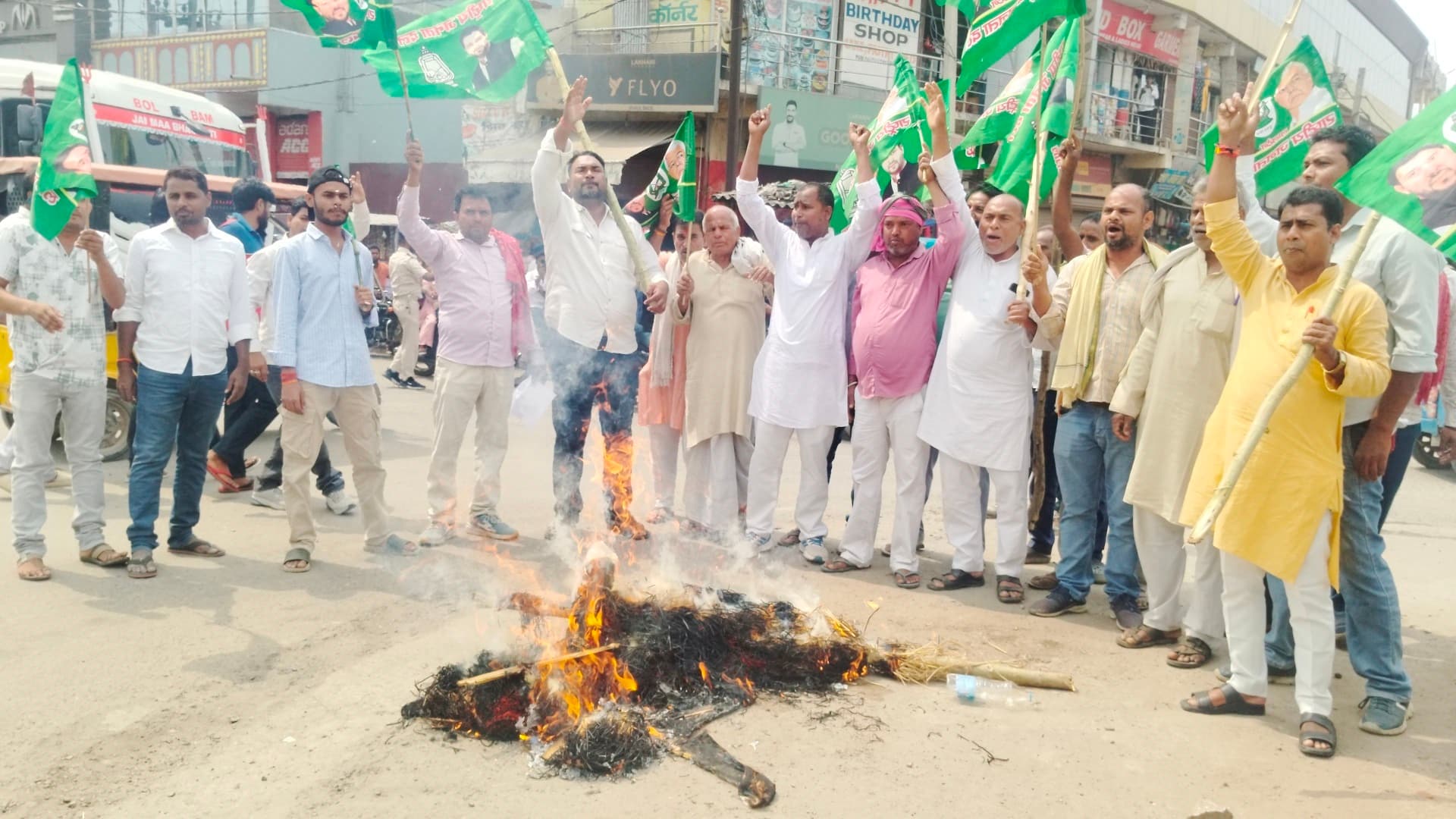 गैस की किल्लत के खिलाफ राजद का प्रदर्शन