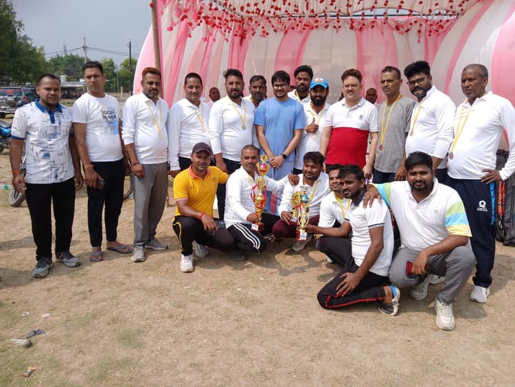 बिहार दिवस पर पब्लिक ने प्रशासन-11 को पांच विकेट से हराया