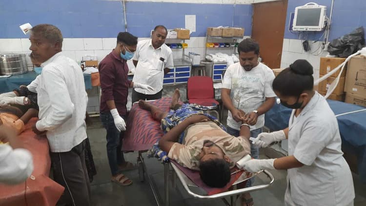 हाइवा में पीछे से ट्रक ने मारी टक्कर, परखच्चे उड़े, चालक घायल