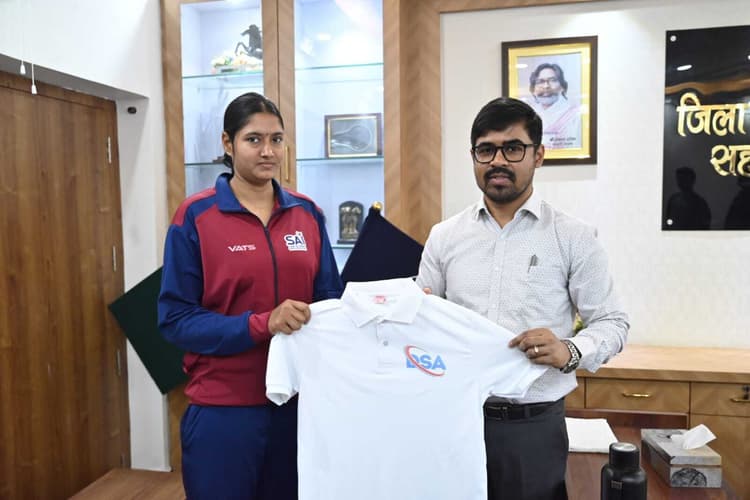 Deoghar News : डीसी ने राष्ट्रीय व राज्य स्तरीय खिलाड़ियों को किया सम्मानित