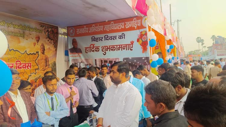 इंजीनियरिंग के छात्रों का इंडियन साइन लैंग्वेज ट्रांसलेटर प्रोजेक्ट बना रहा आकर्षण का केंद्र