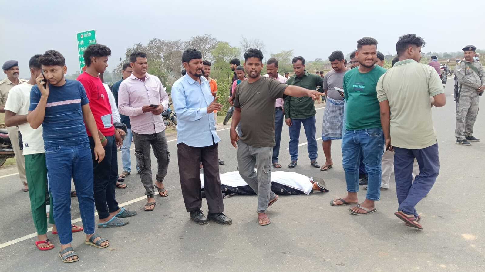 देवीपुर में ट्रैक्टर ने बाइक में मारी टक्कर, महिला की मौत, एक घायल