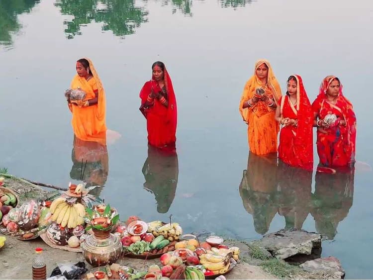 तिलयुगा नदी के तट पर व्रतियों ने मनाय छठ पर्व