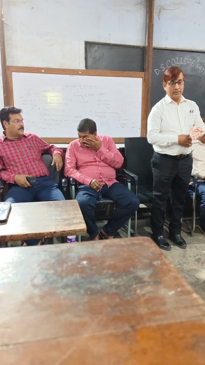 डीएस कॉलेज के काउंटर क्लर्क के निधन पर शोकसभा