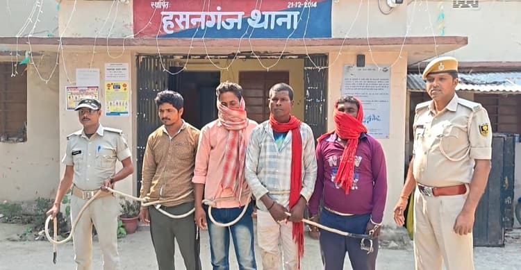 नवादा मोड़ से पुलिस ने 4 नशेड़ियों को गिरफ्तार किया