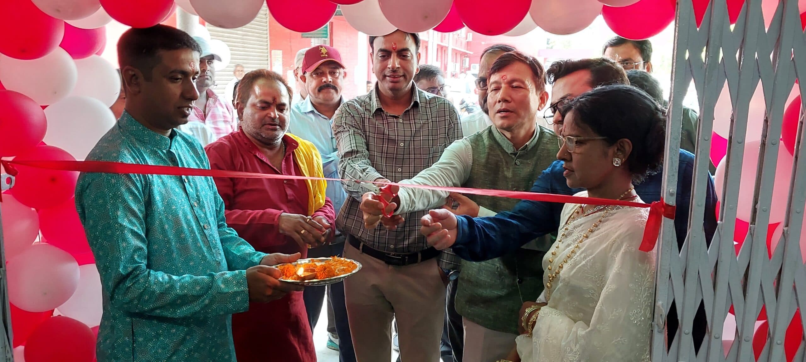 रेलवे कैंटीन शुरू, डीआरएम ने फीटा काटकर कैंटीन का किया उदघाटन