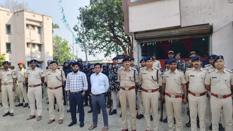 रामनवमी को लेकर जुलूस मार्गों व संवेदनशील क्षेत्रों में किया गया फ्लैग मार्च