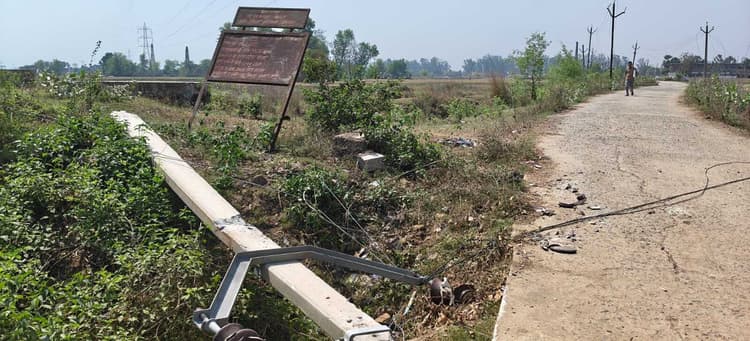 हाइवा की टक्कर से बिजली के 12 पोल क्षतिग्रस्त, कई इलाकों में अंधेरा