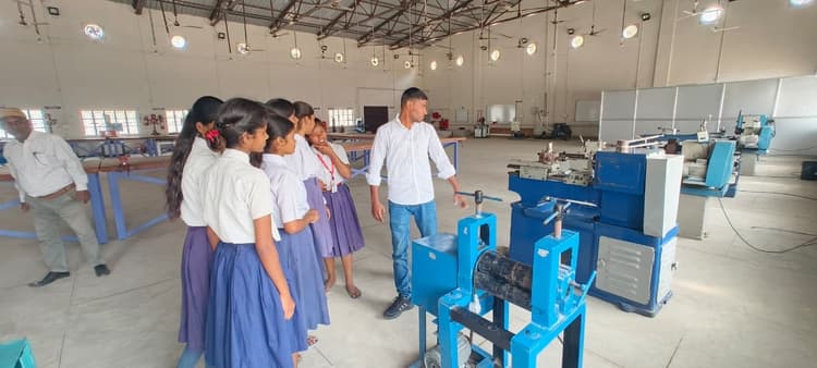 राजकीय पॉलिटेक्निक का छात्राओं ने किया भ्रमण, आधुनिक तकनीक से हुए रूबरू